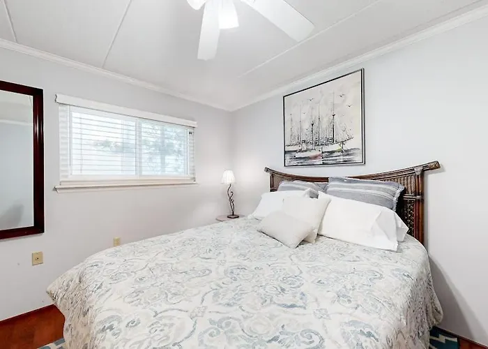 Waterfront Family-friendly With Private Balcony Ac Shared Outdoor Pool Holiday home *
